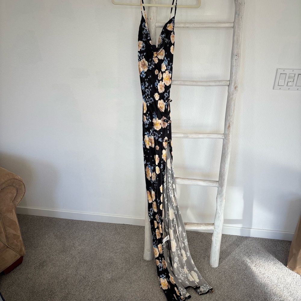 Chic Floral Maxi Dress in Black and Cream